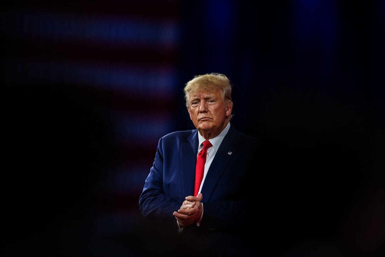 Donald Trumpin puolustus olisi halunnut oikeudenkäynnin alkavan vasta huhtikuussa 2026. LEHTIKUVA/AFP