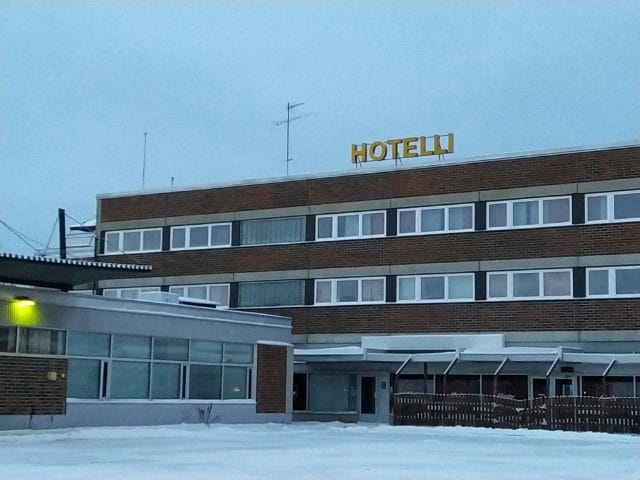 Hotelli ja osa vanhan postin kiinteistöstä ennen purkamista.