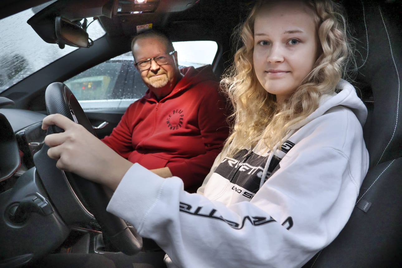 Evijärveläinen Aada Vaattovaara lähtee ajamaan. Häntä opettaa Timo Suominen, joka on Suomen Autokoululiiton puheenjohtaja.
