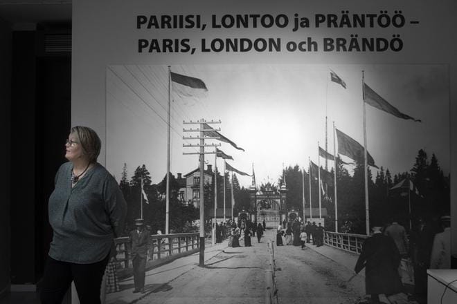 Näyttelyssä haluttiin korostaa tavallisen ihmisten elämää Palosaarella. Siellä on asunut työläisiä, virkamiehiä ja rautatieläisiä sekä maaseudulta tulleita, ja nykyään paljon opiskelijoita. Vaasan museoiden rakennustutkija Outi Orhanen suosittelee näyttelyä myös heille. KUVAT: MINNA ANTILA