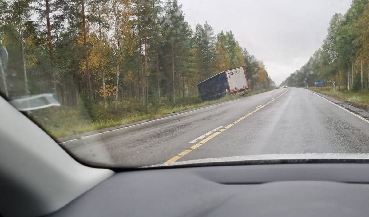 Henkilöauto törmäsi täysperävaunullisen rekan keulaan Raahentiellä. Tie oli poikki kolarin jälkeen tiistaina aamulla, ja liikenteelle on odotettavissa haittaa vielä tiistai-iltana rekan noston vuoksi.