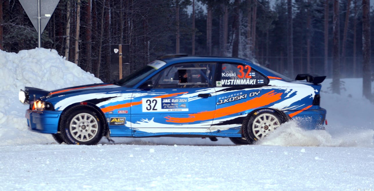Kortesjärveläinen Jari Koski harrastaa pitkällä kokemuksella rallia. Lajia ajetaan pilke silmäkulmassa hyvällä kalustolla.