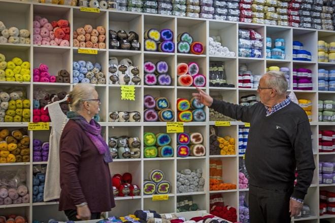 Lankatalosta löytyy tuhansia erilaisia lankoja. Eeva ja Tapio Nevanpää esittelevät uutta ja hyvin suosittua lankakakku–nimen saanutta lankaa, josta taitavat kädet saavat aikaan liukuvärjättyä neulosta.KUVAT: Erja Pekkala