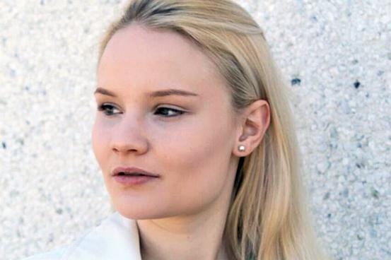 Pariisissa Johanna Piippo esittäytyy mallitoimistoille antamalla heille mallikansionsa ja esittelemällä itsensä englanniksi. Kuva: Alisa Forslund