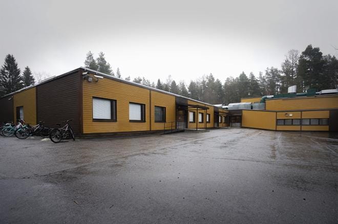 Tämä Vanhan Vaasan koulun siipiosa on ollut murheenkryyni jo vuosia. Tähän mennessä tehdyt työt sisäilmaongelman ratkaisemiseksi tutkii kesän aikana ulkopuolinen asiantuntija. Taho myös pohtii, mitä on vielä tekemättä. KUVA: SAMPPA TOIVONEN