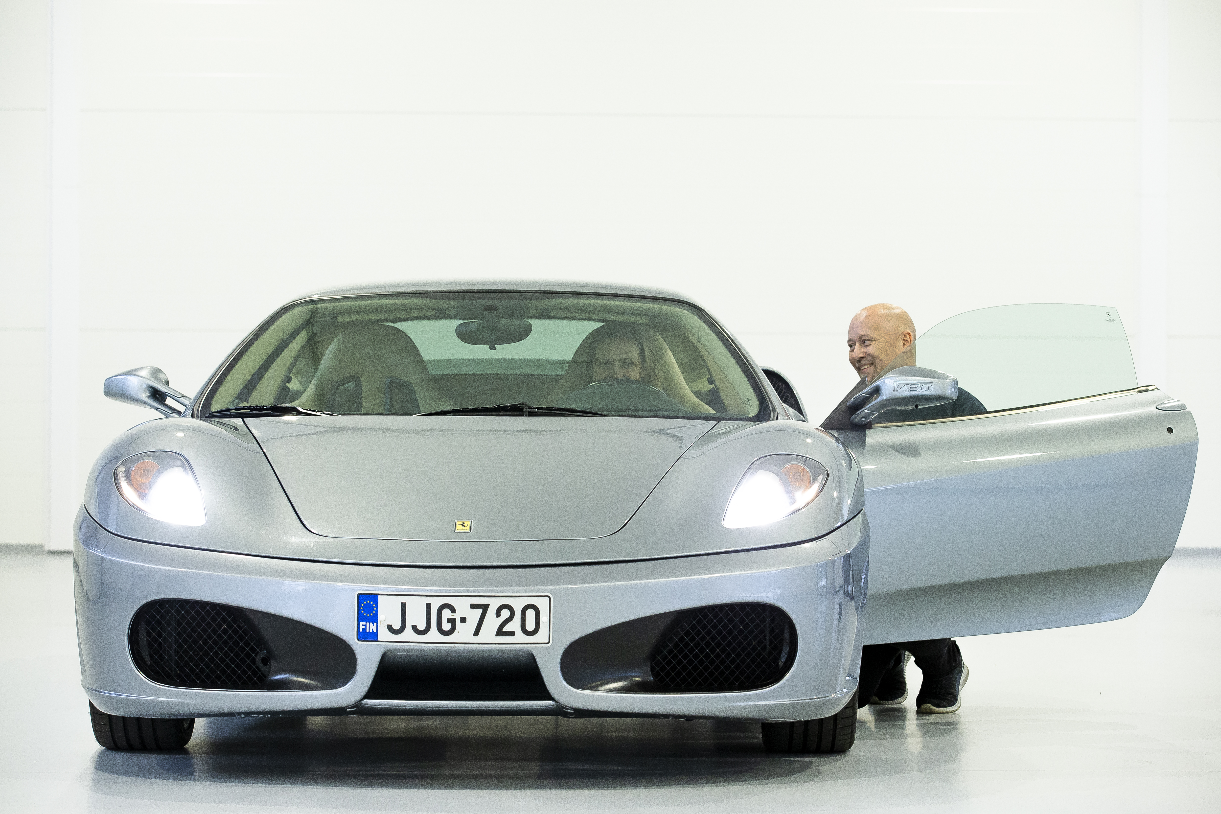 Jari Kluukerin Ferrarin kaarevan etupellin alta ei löydy moottoria, vaan yllättävän iso säilytystila. 