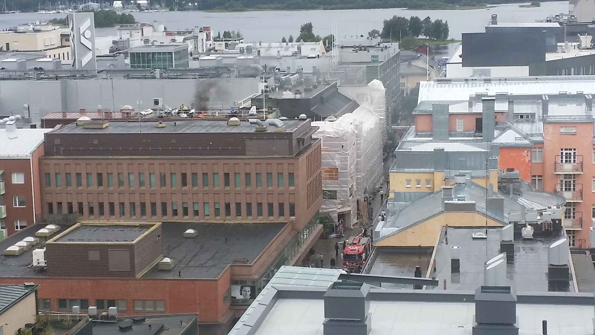 Liekit lyövät läpi Pekurinkulman katosta. 