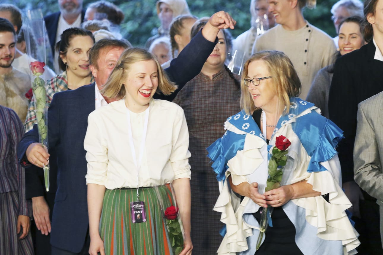 Pukusuunnittelija Henna Parkkinen ja libretisti & ohjaaja Helena Tornberg.