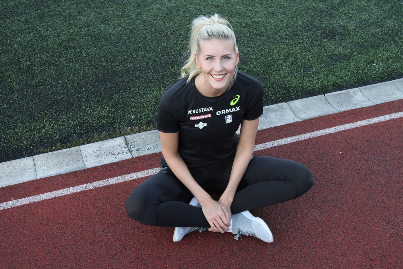 Kristiina Mäkelän kauden pääkilpailu, MM-kisat, on ohjelmassa vasta lokakuun alussa. Se sai hänet päätymään poikkeukselliseen ratkaisuun: Mäkelä jäi 11. kesäkuuta käydyn kauden avauskisan jälkeen pitkälle kilpailutauolle ja palaa kentille vasta elokuussa.