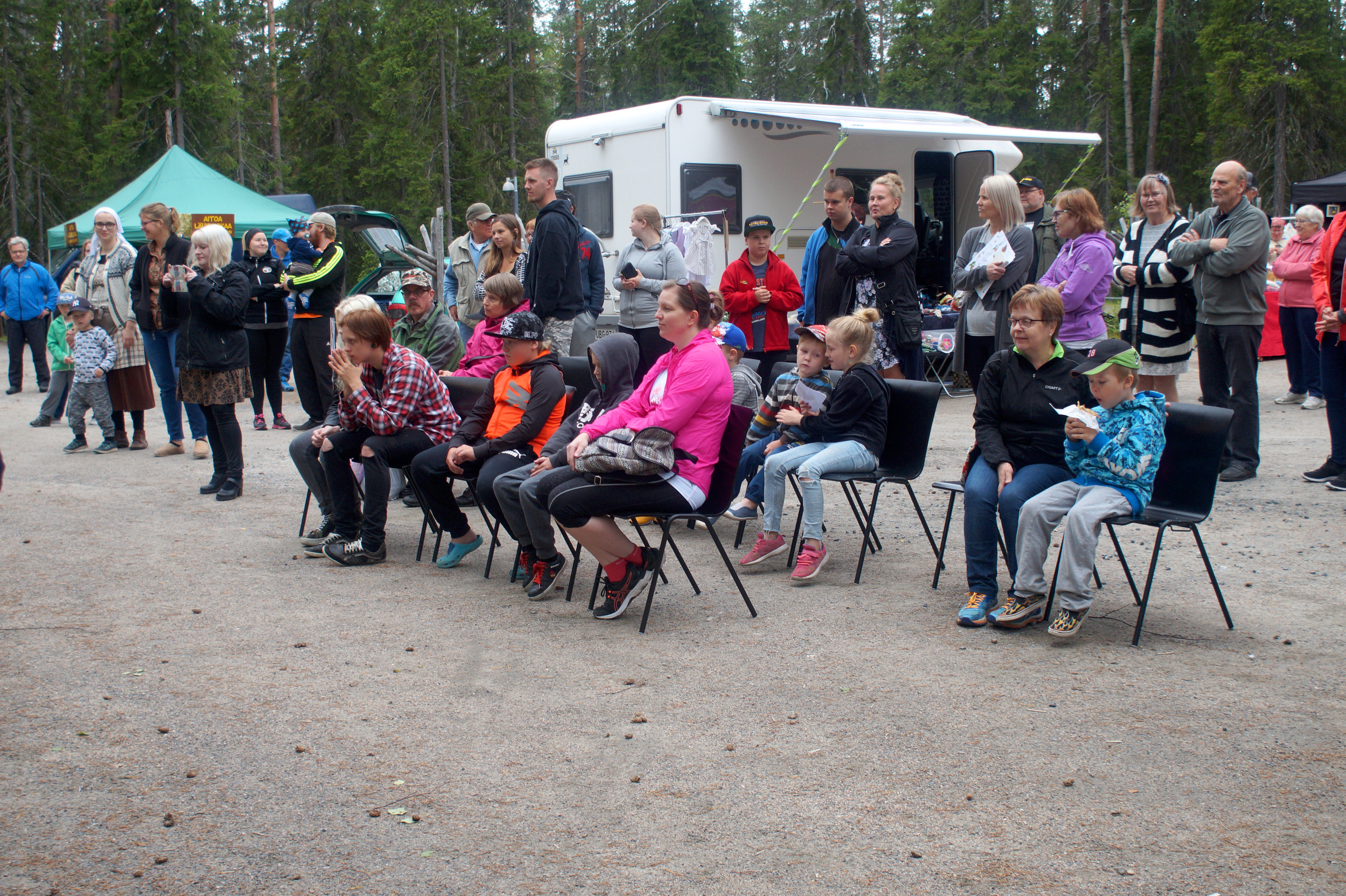 Soiva siili-duon ja Syöte Talentin esitykset saivat markkinaväen istahtamaan kuulolle.