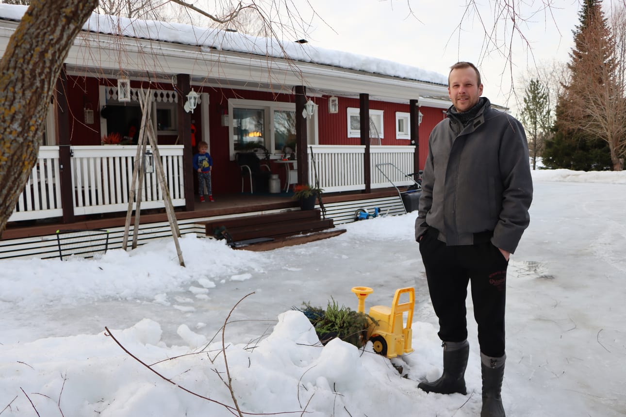 Janne Tuomiston kotitalo on lämmennyt maalämmöllä aina vuodesta 1982 lähtien. Hänellä ei ole tiedossa muita taloja Jurvassa, joihin olisi asennettu tuohon aikaan maalämpö.