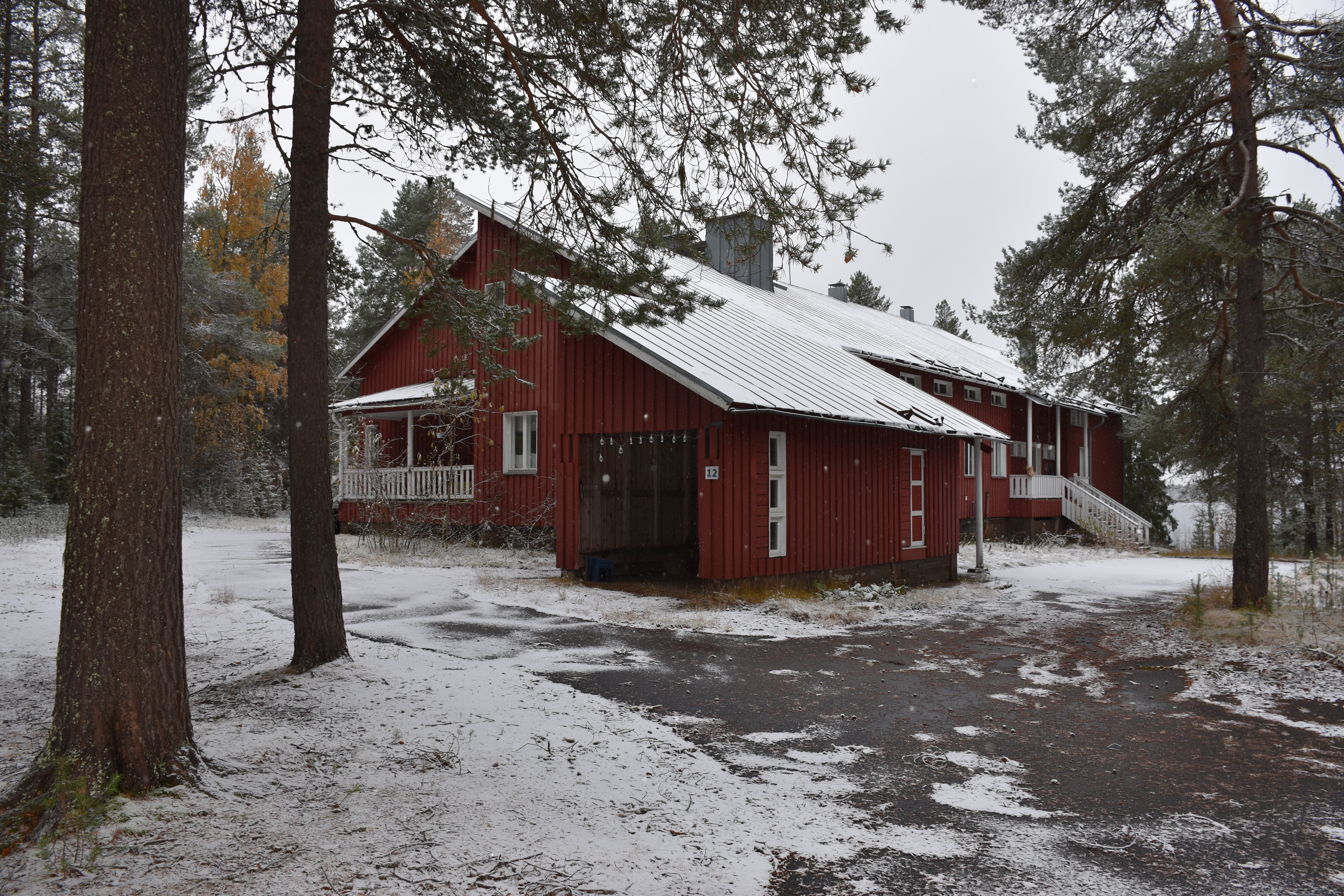 Koillismaalla isoin myytävä kohde on Posiolla: Yksityisen omistuksessa, vuonna 1945 rakennetussa entisessä päiväkodissa Pappilantiellä on 12 huonetta, keittiö ja sauna, yhteensä 469 neliömetriä. Talon hinta on 98000 euroa.