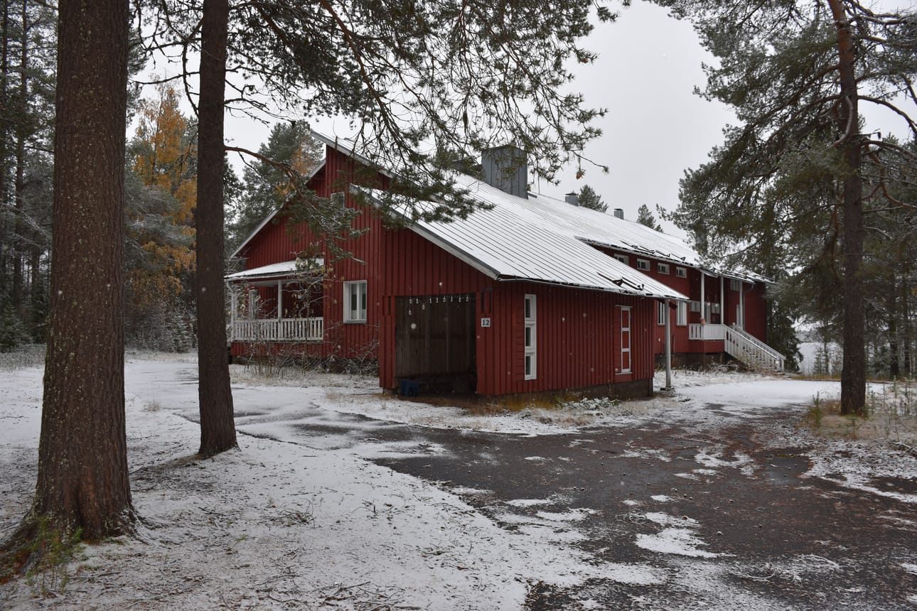 Koillismaalla isoin myytävä kohde on Posiolla: Yksityisen omistuksessa, vuonna 1945 rakennetussa entisessä päiväkodissa Pappilantiellä on 12 huonetta, keittiö ja sauna, yhteensä 469 neliömetriä. Talon hinta on 98000 euroa.