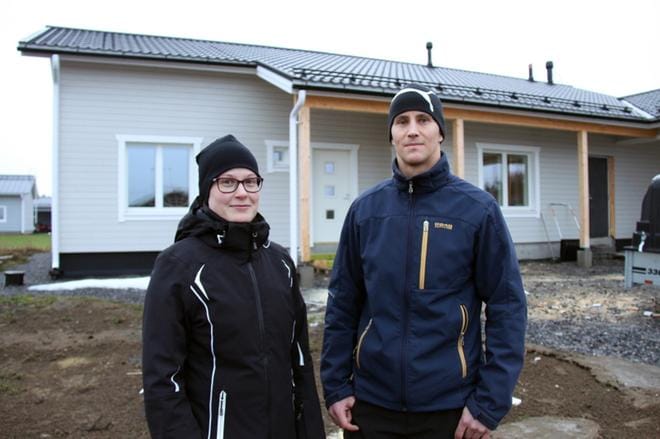 – Talomme on nyt väliseinävaiheessa. Pääsemme muuttamaan uuteen kotiimme ehkä kesän korvalla, arvioivat kauhavalaiset Hanna Viitaniemi ja Jussi Lauttamus. He ostivat noin 2 200 neliön tonttinsa Etelärannasta kymmenellä eurolla Kauhavan kaupungin tonttikampanjasta. KUVA: MIA KÄRKKÄINEN