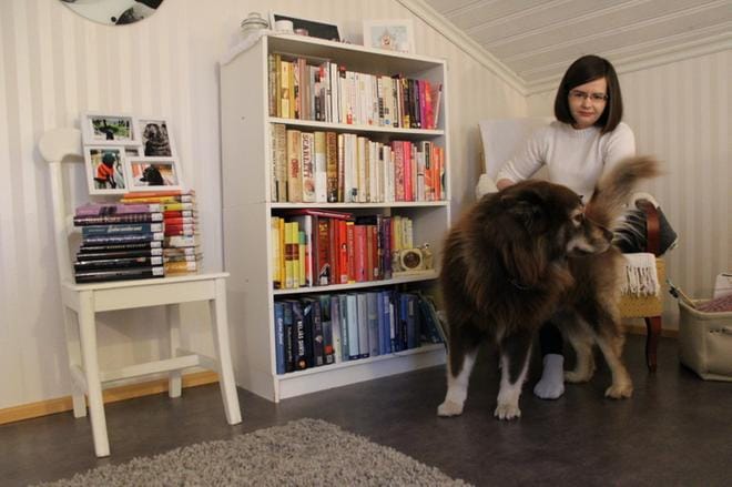 Teija Korvenalan vinttihuoneen lukunurkkauksessa viihtyy myös Pyry-koira. KUVA: MINNA ZILLIACUS