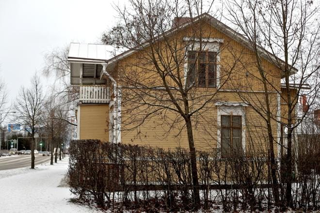 Suutari Salmen keltainen puutalo seisoo vielä lähellä Itikan risteystä Vapaudentien varrella. Ely-keskus käsittelee nyt talosta tehtyä uutta suojeluesitystä.KUVA: HEIKKI HAKANEN