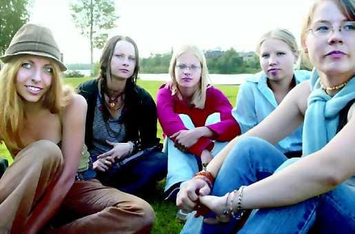 Illan vietossa. Merete Kemppainen (vas.), Laura Kulju, Anu Keinänen, Noora Norokytö ja Laura Norokytö viettävät perjantai-iltaa selvinpäin. Tyttöjen mielestä Oulussa oli tarvetta Saappaan kaltaiselle levähdyspaikalle. Tytöt kuitenkin kannattavat, että alle 15-vuotiaista pitäisi ilmoittaa kotiin.