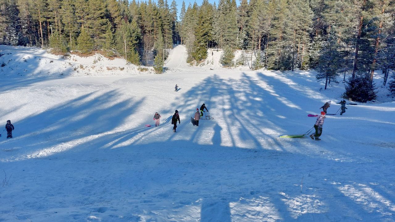 Sällin laavuilut -tapahtuma keräsi tiistaina 24.2. paljon laskijoita pulkkamäkeen.