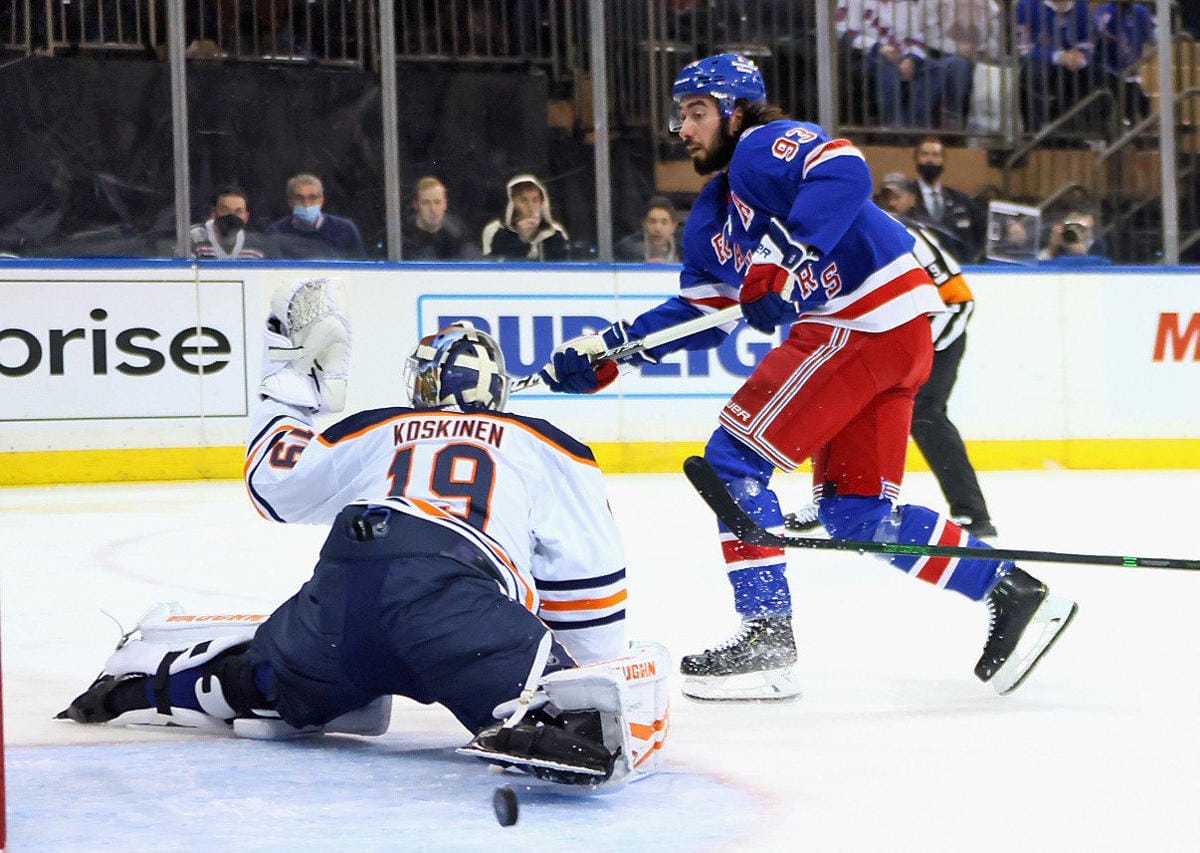 Edmontonin Mikko Koskinen torjui Rangersin Mika Zibanejadin laukauksen ottelun toisessa erässä. LEHTIKUVA/AFP