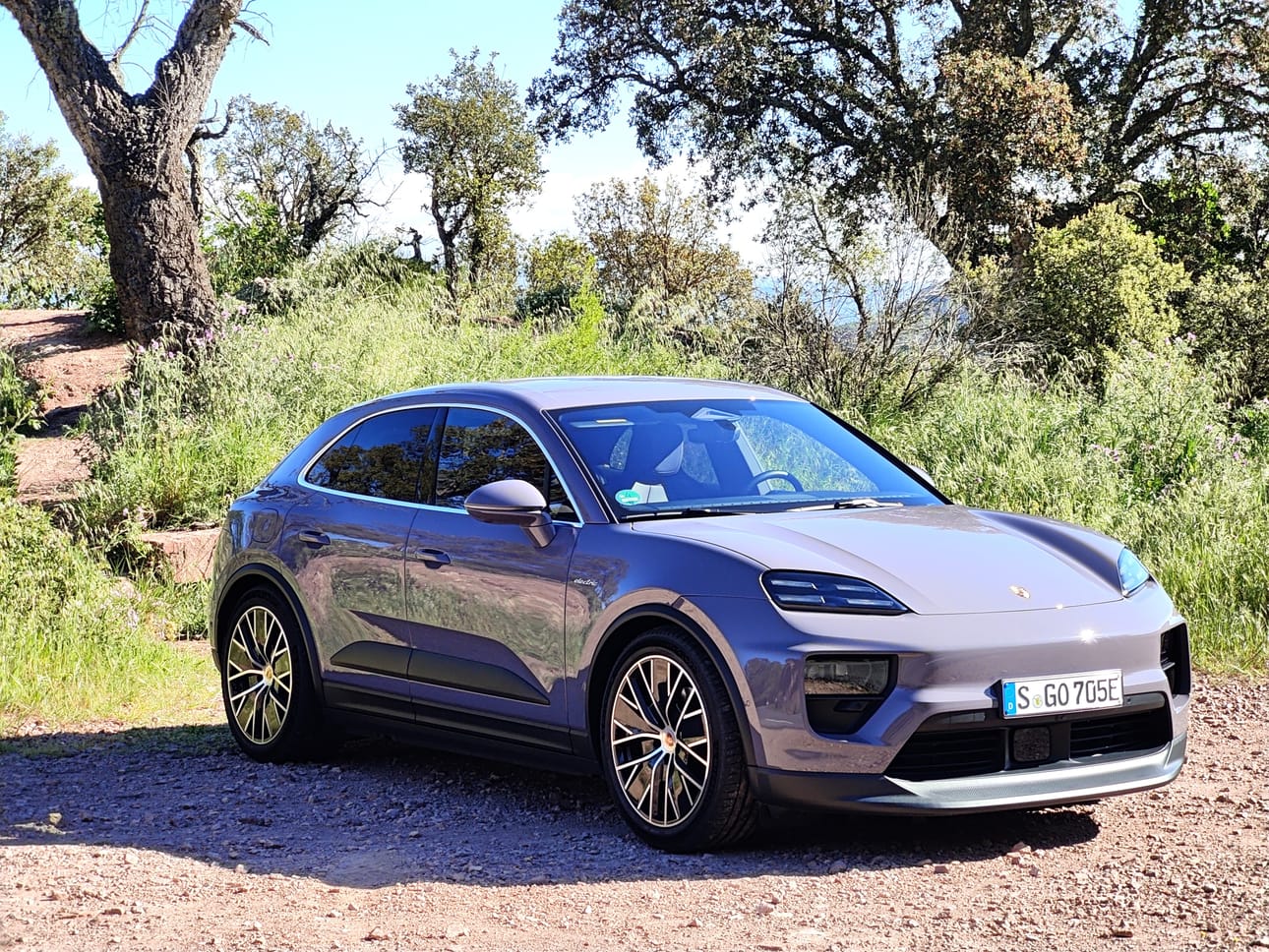 Toisen sukupolven Porsche Macan on muotoiltu ilmanvastus edellä. Tehokas akku ja virtaviivaisuus takaavat autolle optimioloissa noin 600 kilometrin sähköisen toimintamatkan. Se on yli sata kilometriä enemmän kuin Porsche Taycaneissa. Kuva: Kari Pitkänen