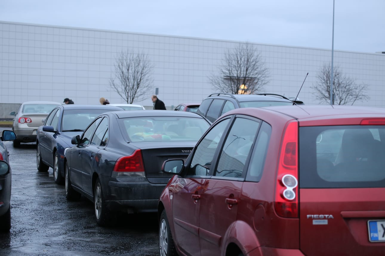 Autoja oli pysäköity kolmeen riviin. Keskimmäisestä rivistä ei ollut asiaa pois ennen kuin joku ympärillä olleista autoista lähti.