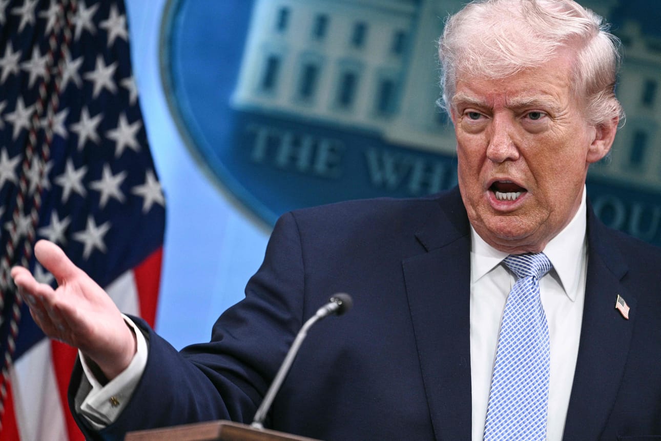 Presidentti Trump lehdistötilaisuudessa maanantaina.