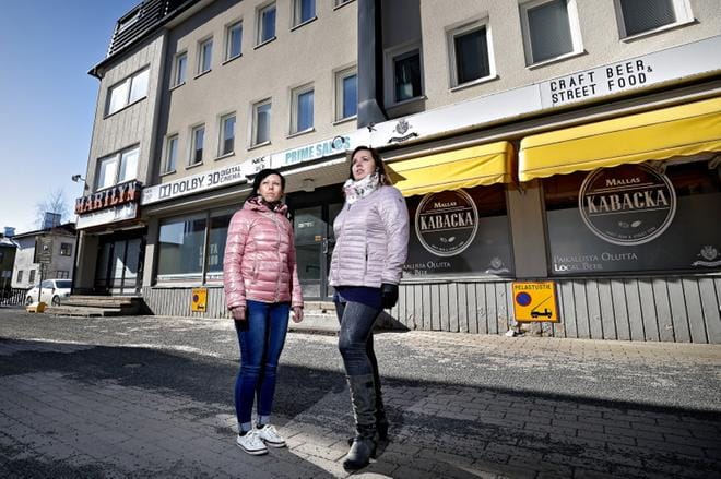 Jenni Malmivaaralle ja Miia Jaakkolalle käyvät sekä ydinkeskusta että Jouppiin rakentuva kauppakeskus, mikäli Seinäjoelle nousee uusi elokuvateatteri. Jaakkola käy elokuvissa kerran vuodessa miehensä kanssa, mutta kolmevuotias poika voisi olla jo valmis äitinsä kanssa elämysmatkalle leffateatterin uumeniin. Malmivaara näki viime vuonna Bio Marilynissa uuden Tuntemattoman Sotilaan. KUVAT: TOMI KOSONEN