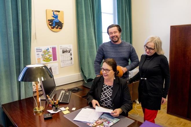 Lapuan kaupungin sivistysjohtaja Mika Kamunen, kaupunginjohtaja Satu Kankare ja yhteyspäällikkö Mervi Mikkola (oik.) esittelivät kaupungin uusia toimia nuorten työllistämiseksi tulevaksi kesäksi. KUVA: HANNU LUSA