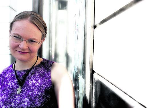 Jenny Kangasvuo aikoo jatkaa spekulatiivisen fiktion parissa, vaikka väitöskirjatyö syökin aikaa kaunokirjallinen kirjoittamiselta.