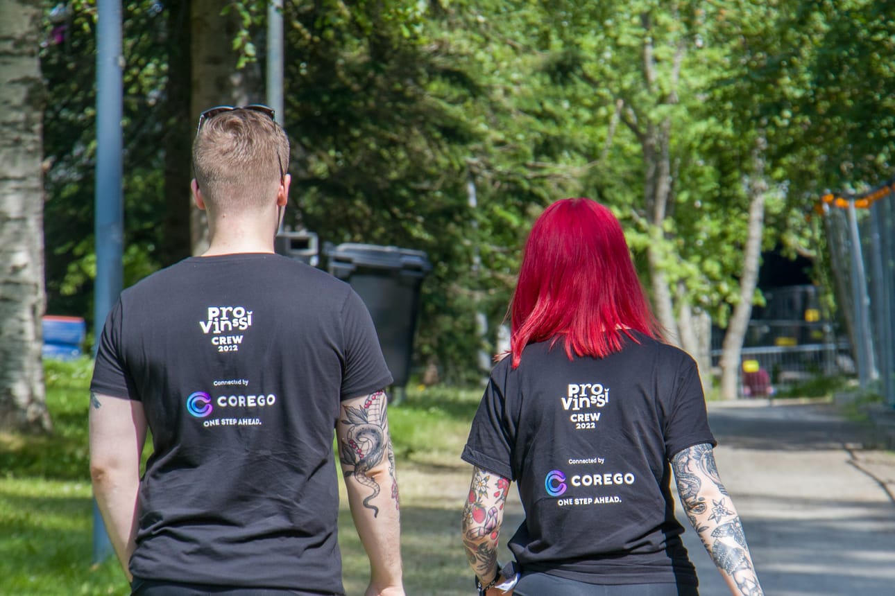 Provinssissa talkoilee vuosittain satoja ihmisiä. Tekemistä on akkreditoinnista rakentamiseen ja siivoamisesta anniskeluun.