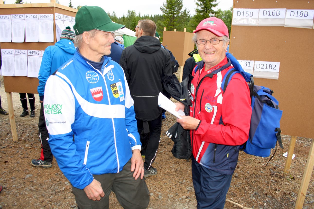 Niin kiire ei saa olla, että vanhat kilpakumppanukset Taisto Luukkonen (vasemmalla) ja Väinö Ronkainen eivät ehdi muutamaa sanaa vaihtaa.