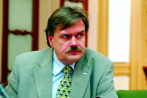 Viikset lähteneet. Kunnallis-politiikan jättävä Jorma Yypänaho on jo luopunut viiksistään.
