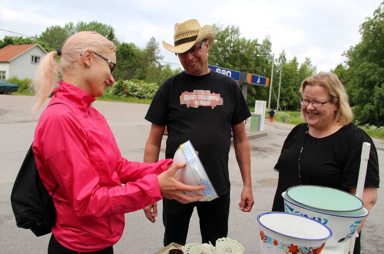 Johanna Isokääntä (vas.) tutkaili Markku Saukon vaimon, Anne Saukon, (oik.) myyntipöydän tarjontaa.
