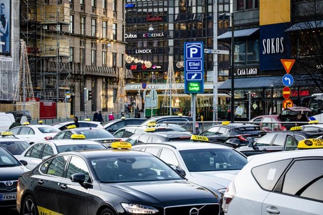 Heinäkuussa 2018 Suomessa kuohui, kun taksimarkkinoita koskevaa sääntelyä muutettiin. Nyt tähän lakiin on tulossa lukuisa joukko uudistuksia moneen eri asiaan. Nämä taksit odottivat käyttäjiä Helsingin rautatieaseman edustalla. KUVA: Joel Maisalmi/Arkisto