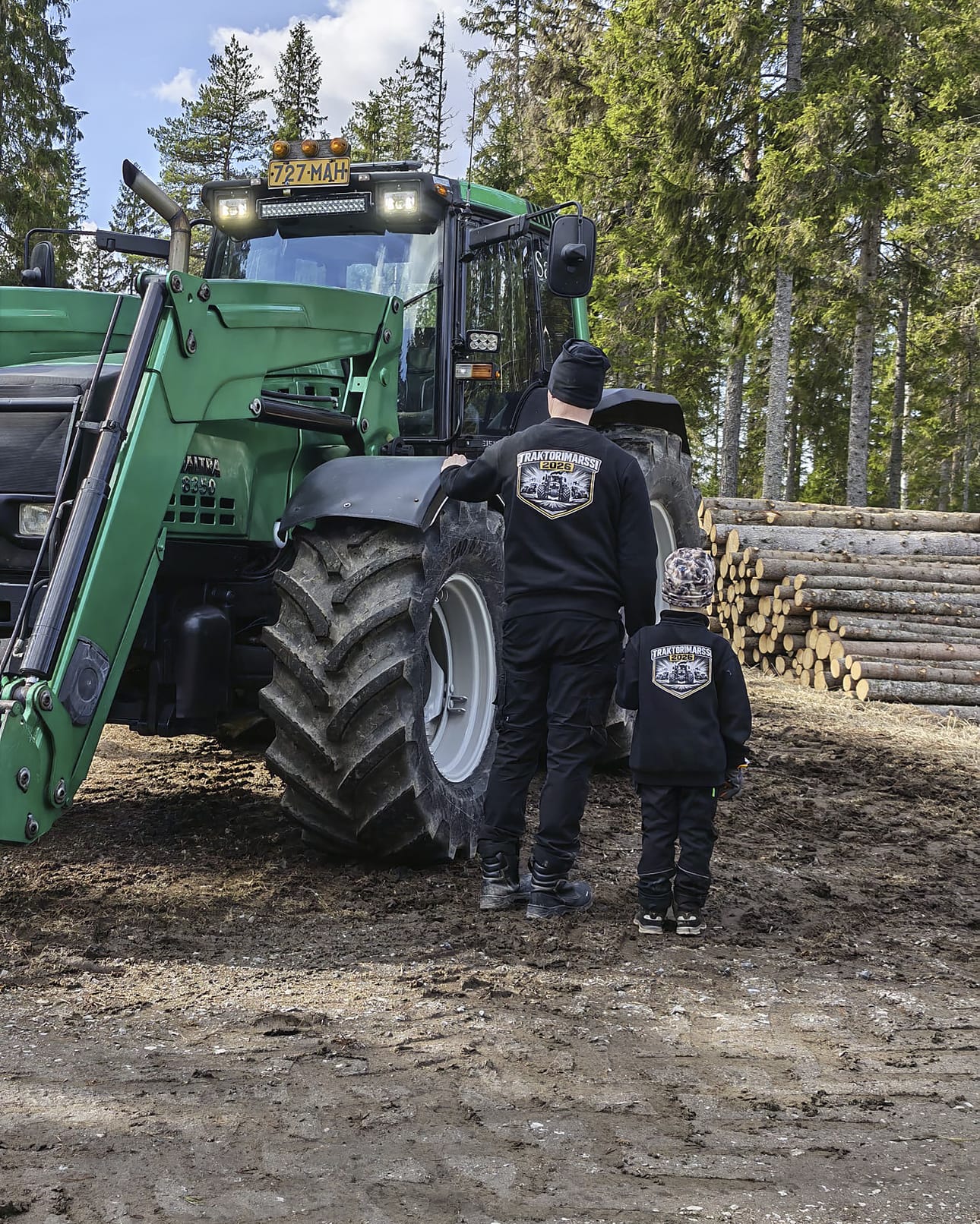 Traktorimarssia varten painettiin teemapaidat, jotka ovat Mikko Salmun ja perheen 6-vuotiaan Topias-pojan yllä. – Traktorimarssin tarkoitus on turvata maanviljely ja työ tiloilla tuleville sukupolville, Mikko Salmu vetoaa.