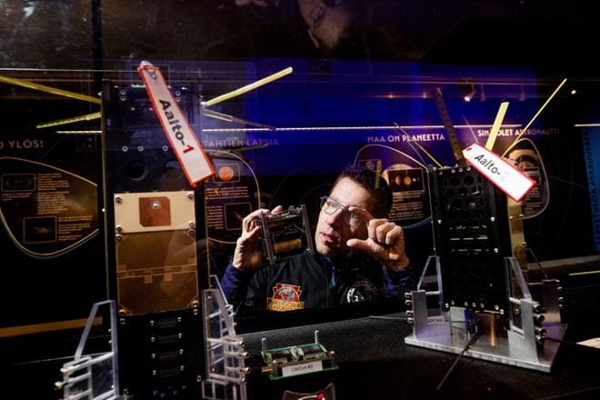 Jari Mäkinen on kiertänyt ympäri Suomea avaruusrekalla esittelemässä suomalaista avaruusteknologiaa. Avaruudessa kiertää tällä hetkellä kaksi Suomessa valmistettua satelliittia, Aalto-1 ja Aalto-2, joista vain Aalto-1 on toimintakunnossa. – Ehkä kosminen säde iski Aalto-2:een, tai sitten siinä on ohjelmistovirhe.
