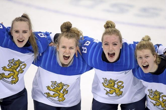 Ella Viitasuo, Sara Säkkinen, Ronja Savolainen ja Noora Tulus riemumielin. Kuva Vesa Moilanen