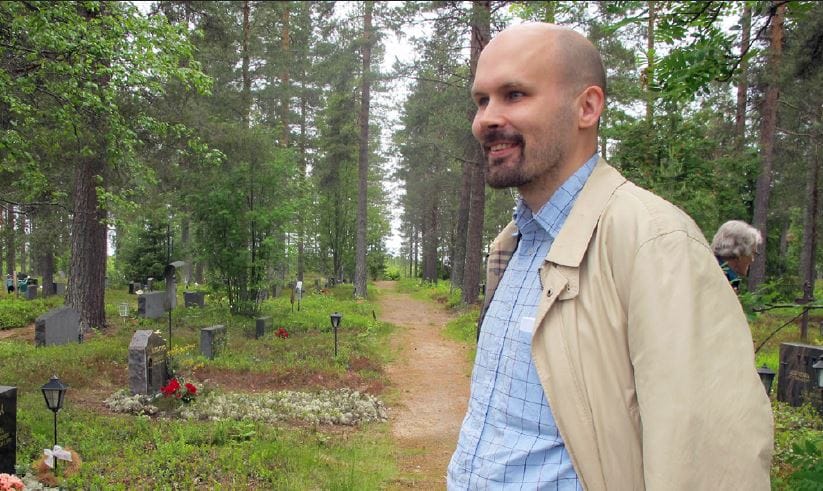 Jäälin asukasyhdistyksen puheenjohtaja Jari Laru esittelee harvinaista metsähautuumaata ja kertoo sen läheisyydessä solmuilevista luontopoluista.
