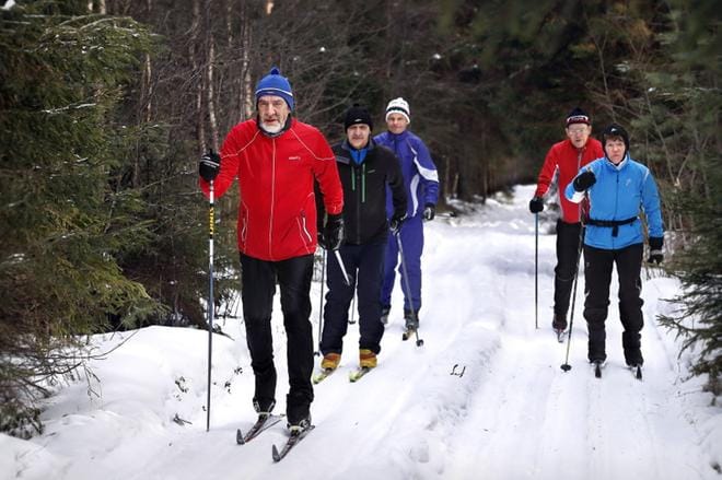 Kauhavalaiset eläkeläiset Jorma Rannanjärvi, Mikko Rajaniemi, Vesa Ranttila, Raimo Siltala ja Linne Lehtikangas saapuivat yhdessä hyväkuntoista kuntolatua pitkin Lapuan Voitilanjärvelle. KUVAT: JOUKO HÄNNINEN