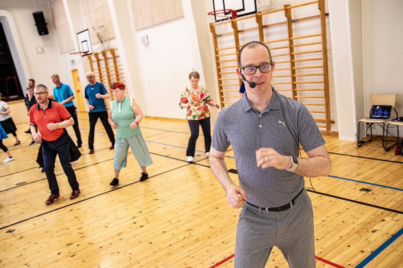 Rovaniemeläinen Timo Toivonen on yksi Nuorisoseura Koparoiden kolmesta tanssiopettajasta Kuusamossa.