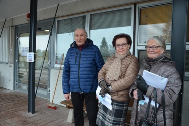 Lehtimäellä sijaitsevaan tehostetun palveluasumisen yksikön Wilhelmiinan toimintaa puolustavan adressin luovuttivat perusturvajohtajalle Helinä Mesiäislehto-Soukka, joka on Lehtimäen Vanhustenkotiyhdistys ry:n hallituksen puheenjohtaja sekä hallituksen jäsenet Sisko Halonen ja Jorma Hauta-aho. KUVA: SARI HEINILÄ