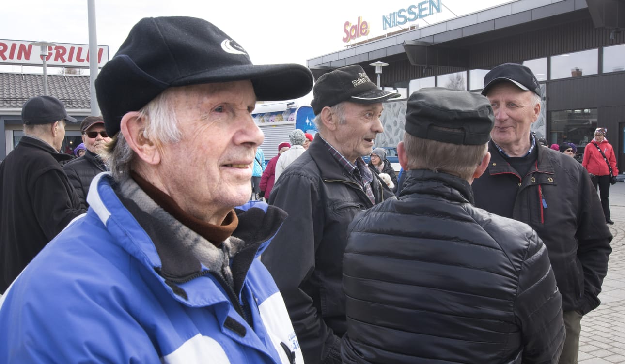 Elja Kemppainen nautti musiikista. Hän kiittelee monenlaisia tekemisen mahdollisuuksia Kuusamossa.