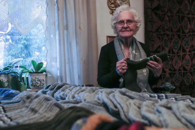 Ensin Kaisu Pihlaja varusti sukilla armeijassa olleen pojanpoikansa, sitten mieltä ja verta lämmittämään syntyi sukkia lapsenlapsen tupakavereille. Sen jälkeen sukkaparin on saanut jokainen armeijaan lähtevä jalasjärveläinen. KUVAT: HANNU PUROLA