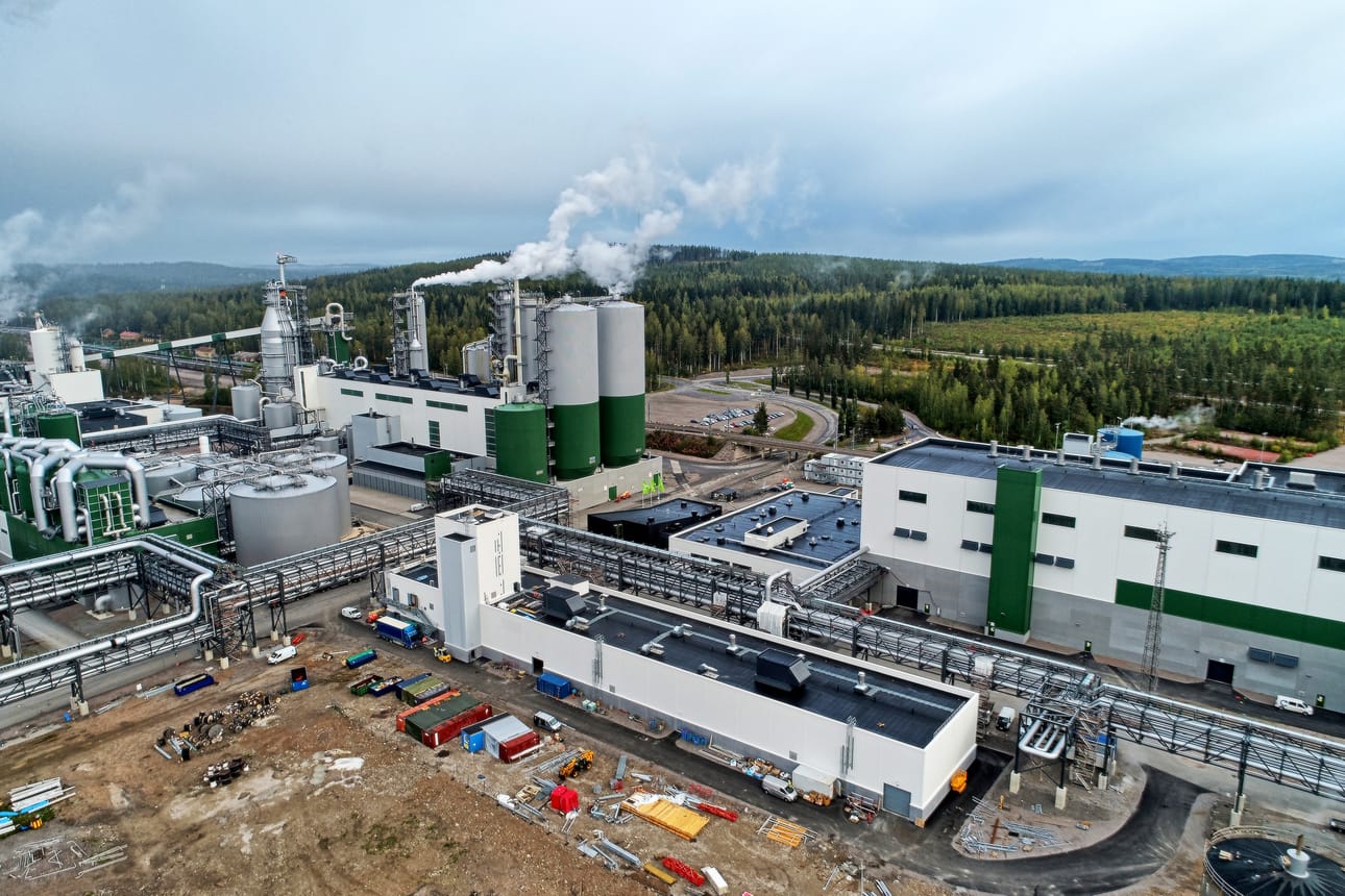Metsä Springin Äänekosken tekstiilikuituja kehittävän koetehtaan (kuvassa etualalla) tuotanto käynnistyy tämän vuoden alussa. Koetehdas maksaa noin 40 miljoonaa euroa.