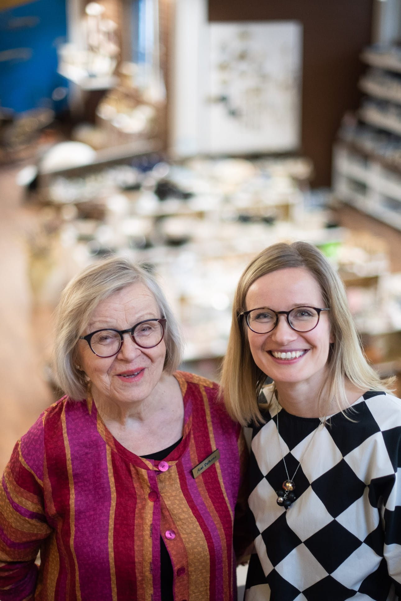 Kaisa Valkama-Kettunen (vasemmalla) jatkaa Aini Valkaman työtä perheyrityksessä. 45-vuotias avasi myymälän helsinkiin.