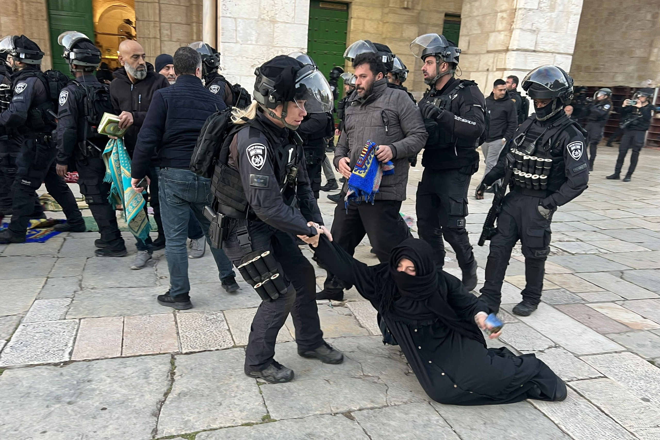 Rakettitulitus Gazasta Israeliin jatkui, Israel vastasi hävittäjillä – satoja otettiin kiinni yhteenotossa al-Aqsan moskeijassa Jerusalemissa.