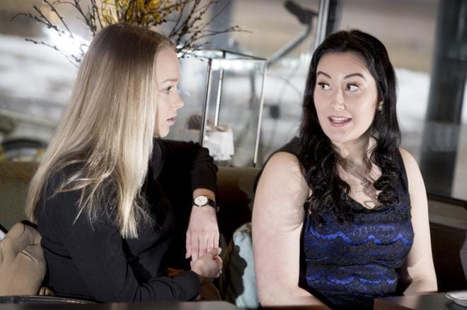 Sara Hyvärinen (vas) ja Vilma Hoikkaniemi ovat miettineet tarkasti, mitä jatkokoulutuspaikkaa he hakevat lukion jälkeen. Jos mikään hakukohteista ei tärppää, silloin edessä on välivuosi, jonka aikana kartutetaan työkokemusta. KUVA: Jukka-Pekka Moilanen