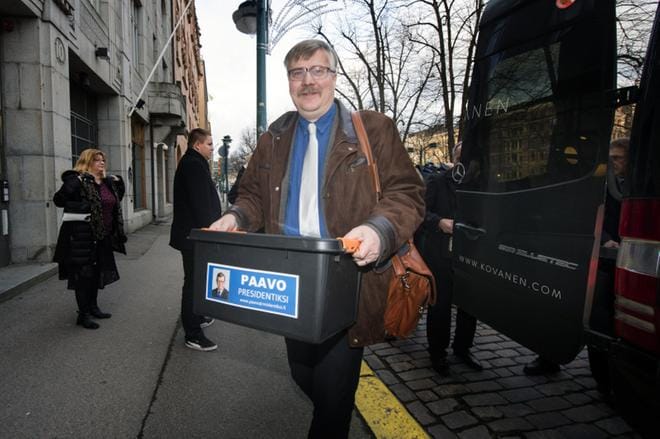 Väyrysen kampanjapäällikkö Seppo Hauta-aho avustajineen rahtasi kannattajakortteja maanantaina tarkistettavaksi. KUVA: Kimmo Penttinen