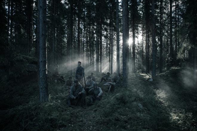 Metsä on keskeisessä osassa uudessa Tuntematon sotilas -elokuvassa, jossa taistelukohtaukset on kuvattu pääosin luonnonvalossa. Kuva: Tommi Hynynen