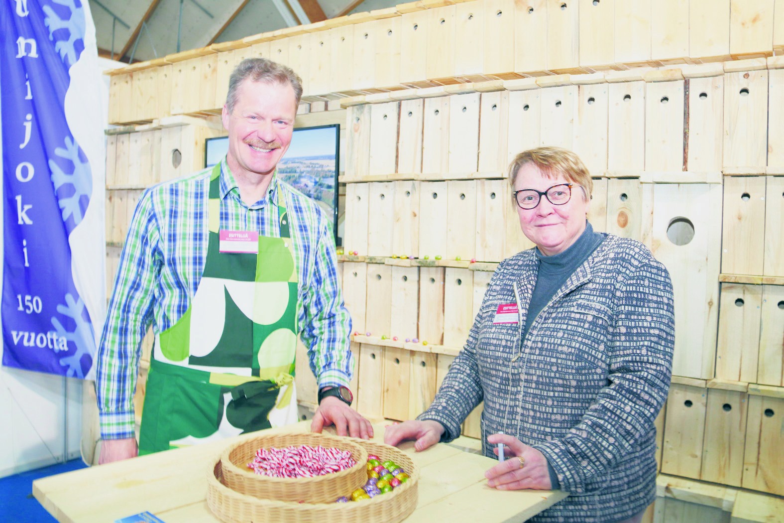Lumijoki erottautui muista linnunpönttöseinällä. Kehitysjohtaja Janne Jokelainen ja kunnanjohtaja Leena Lehtoruusu tarjosivat asiaa ja pääsiäiskarkkeja.
